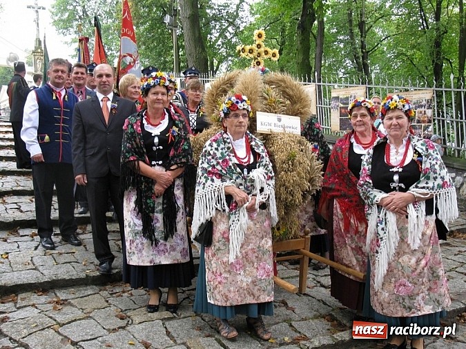Zdjęcie w galerii na portalu naszraciborz.pl: Dekanat Tworków na dożynkach diecezjalnych na Górze Św. Anny wiadomości z regionu