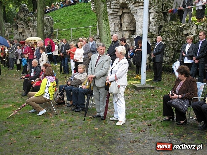 Zdjęcie w galerii na portalu naszraciborz.pl: Dekanat Tworków na dożynkach diecezjalnych na Górze Św. Anny wiadomości z regionu