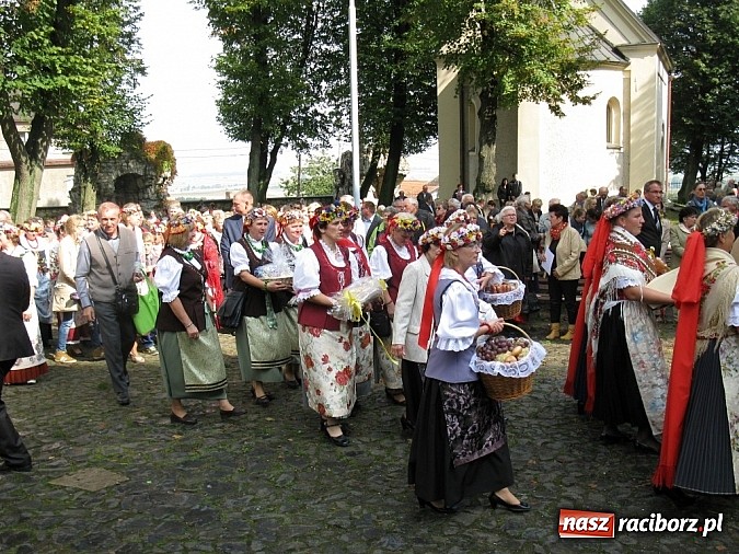 Zdjęcie w galerii na portalu naszraciborz.pl: Dekanat Tworków na dożynkach diecezjalnych na Górze Św. Anny wiadomości z regionu
