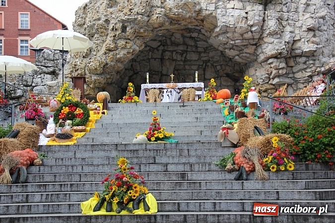 Zdjęcie w galerii na portalu naszraciborz.pl: Dekanat Tworków na dożynkach diecezjalnych na Górze Św. Anny wiadomości z regionu