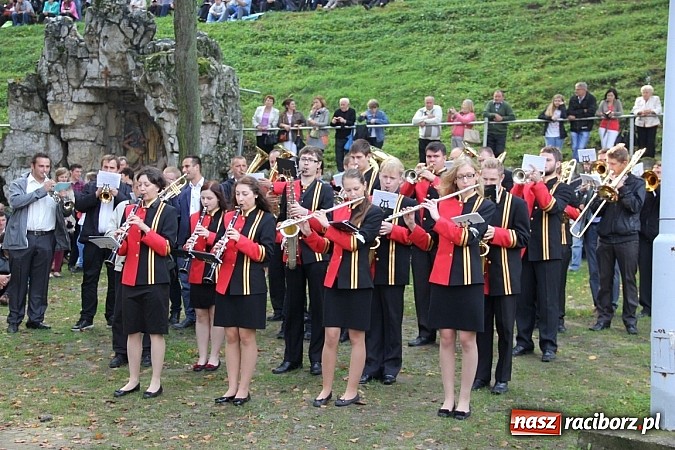 Zdjęcie w galerii na portalu naszraciborz.pl: Dekanat Tworków na dożynkach diecezjalnych na Górze Św. Anny wiadomości z regionu