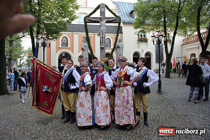 Zdjęcie w galerii na portalu naszraciborz.pl: Dekanat Tworków na dożynkach diecezjalnych na Górze Św. Anny wiadomości z regionu