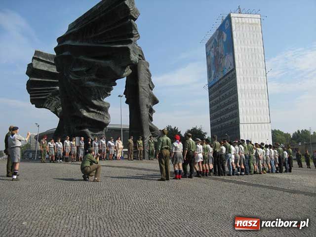 Zdjęcie w galerii na portalu naszraciborz.pl: Pomnik Harcerek i Harcerzy 25 lat później wiadomości z regionu