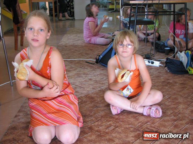 Zdjęcie w galerii na portalu naszraciborz.pl: Młodzi Apacze w miejskiej bibliotece wiadomości z regionu