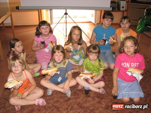 Zdjęcie w galerii na portalu naszraciborz.pl: Młodzi Apacze w miejskiej bibliotece wiadomości z regionu