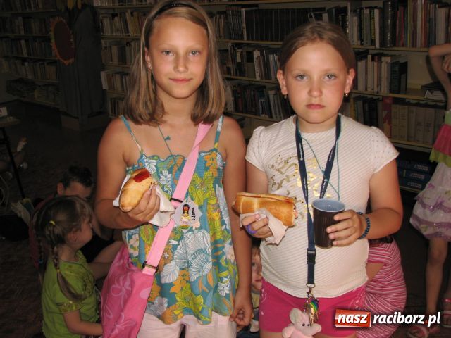 Zdjęcie w galerii na portalu naszraciborz.pl: Młodzi Apacze w miejskiej bibliotece wiadomości z regionu