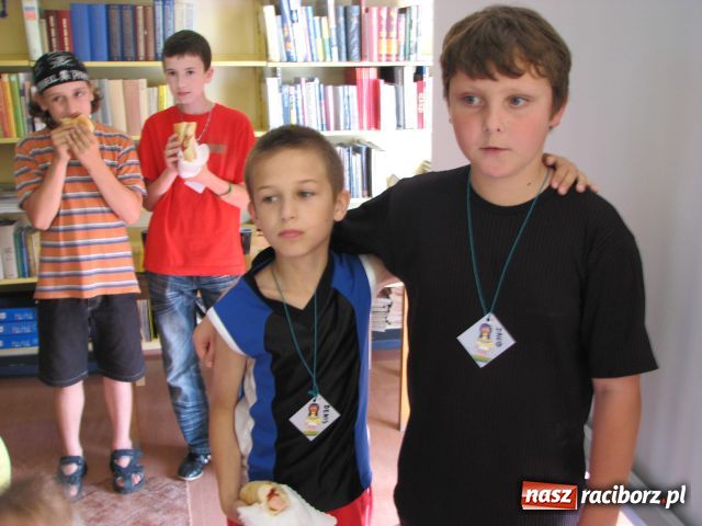 Zdjęcie w galerii na portalu naszraciborz.pl: Młodzi Apacze w miejskiej bibliotece wiadomości z regionu
