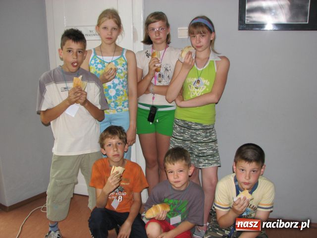 Zdjęcie w galerii na portalu naszraciborz.pl: Młodzi Apacze w miejskiej bibliotece wiadomości z regionu