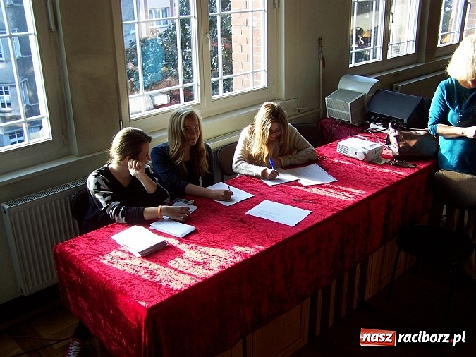 Zdjęcie w galerii na portalu naszraciborz.pl: W Gimnazjum nr 5 pasowano pierwszaków  wiadomości z regionu