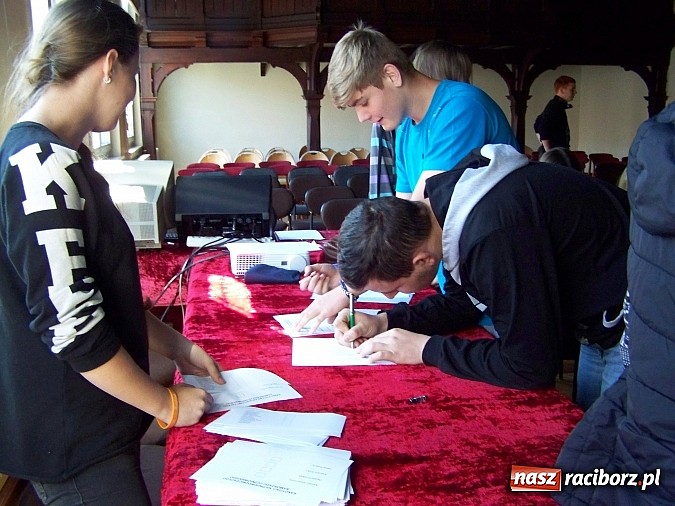 Zdjęcie w galerii na portalu naszraciborz.pl: W Gimnazjum nr 5 pasowano pierwszaków  wiadomości z regionu
