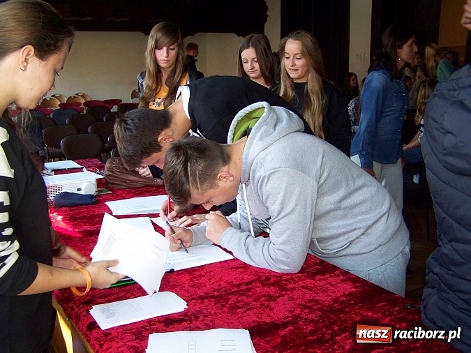 Zdjęcie w galerii na portalu naszraciborz.pl: W Gimnazjum nr 5 pasowano pierwszaków  wiadomości z regionu