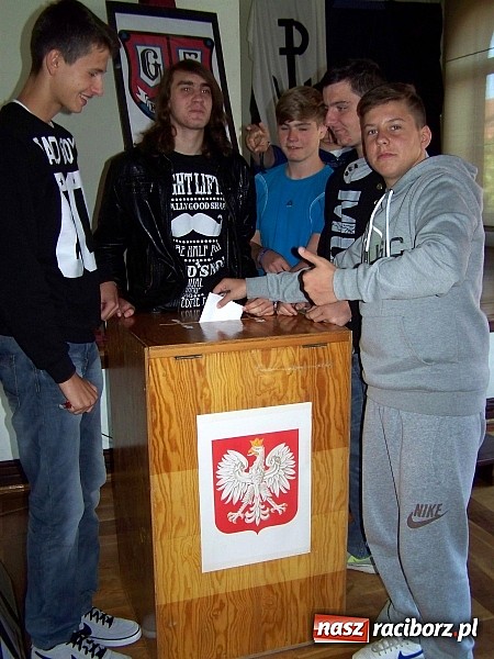 Zdjęcie w galerii na portalu naszraciborz.pl: W Gimnazjum nr 5 pasowano pierwszaków  wiadomości z regionu