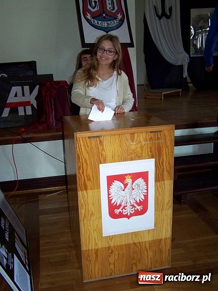 Zdjęcie w galerii na portalu naszraciborz.pl: W Gimnazjum nr 5 pasowano pierwszaków  wiadomości z regionu