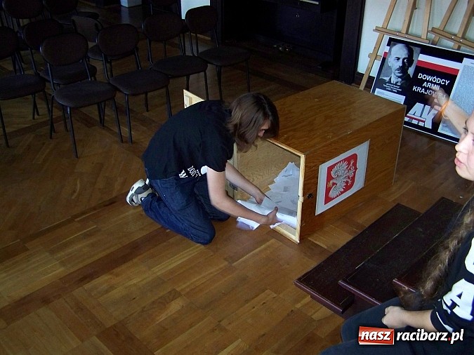 Zdjęcie w galerii na portalu naszraciborz.pl: W Gimnazjum nr 5 pasowano pierwszaków  wiadomości z regionu