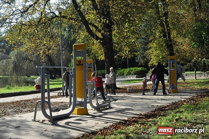 Zdjęcie w galerii na portalu naszraciborz.pl: Do parku im. Miasta Roth po zdrowie. Siłownia pod chmurką już dostępna wiadomości z regionu