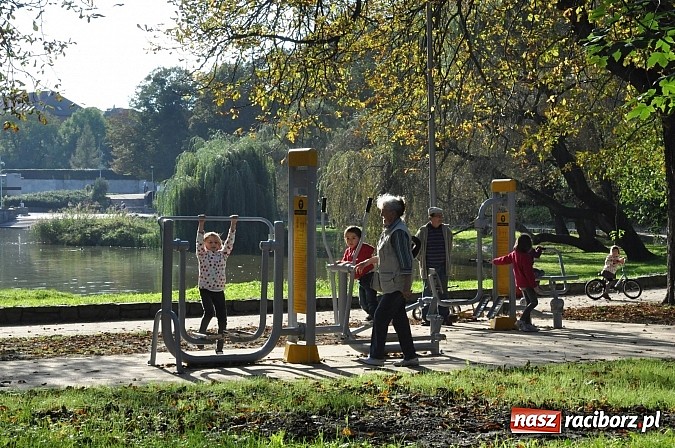 Zdjęcie w galerii na portalu naszraciborz.pl: Do parku im. Miasta Roth po zdrowie. Siłownia pod chmurką już dostępna wiadomości z regionu