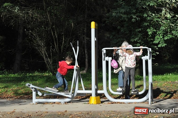 Zdjęcie w galerii na portalu naszraciborz.pl: Do parku im. Miasta Roth po zdrowie. Siłownia pod chmurką już dostępna wiadomości z regionu