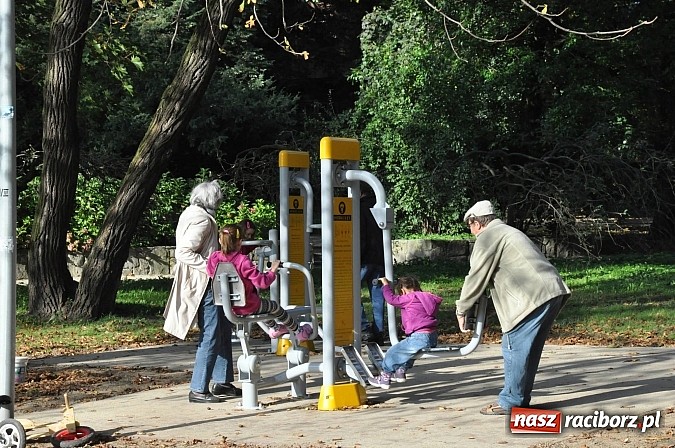 Zdjęcie w galerii na portalu naszraciborz.pl: Do parku im. Miasta Roth po zdrowie. Siłownia pod chmurką już dostępna wiadomości z regionu