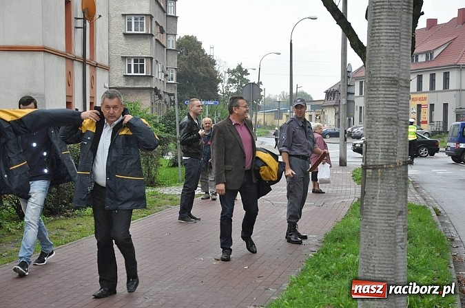 Zdjęcie w galerii na portalu naszraciborz.pl: Służby ratunkowe i mundurowe ćwiczą przed zakładem karnym i na jego terenie wiadomości z regionu