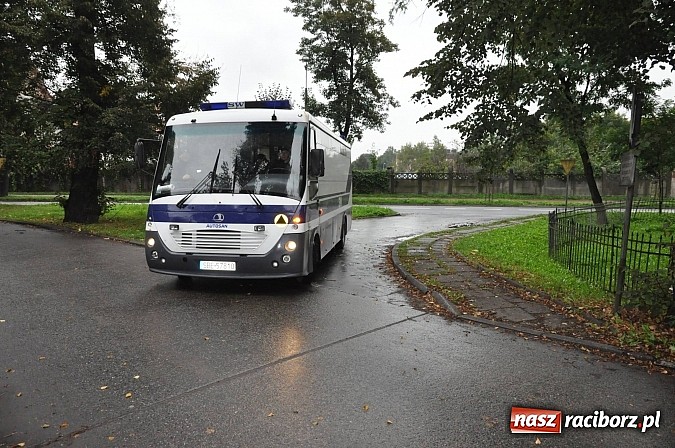 Zdjęcie w galerii na portalu naszraciborz.pl: Służby ratunkowe i mundurowe ćwiczą przed zakładem karnym i na jego terenie wiadomości z regionu