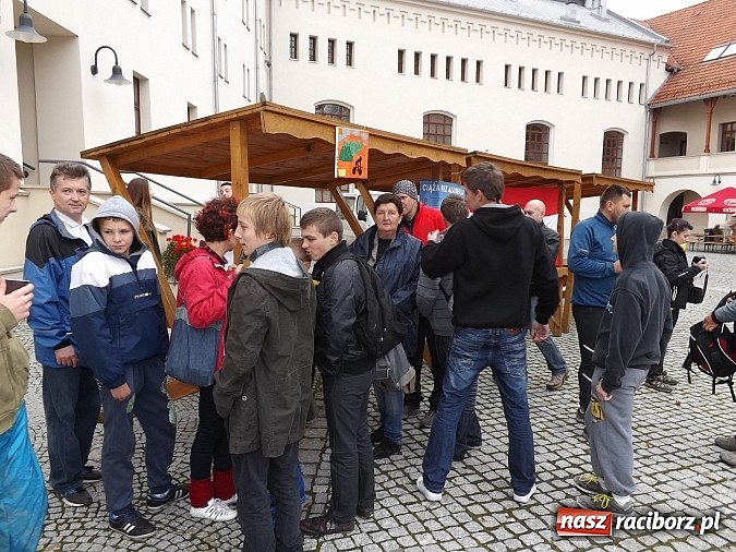 Zdjęcie w galerii na portalu naszraciborz.pl: Uczestnicy 49. Rajdu Szlakiem Husarii dotarli na Zamek Piastowski wiadomości z regionu