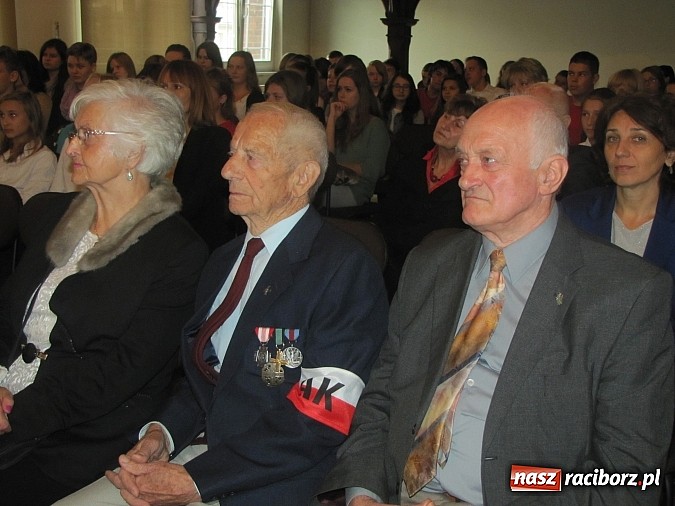 Zdjęcie w galerii na portalu naszraciborz.pl: 75 rocznica powstania Polskiego Państwa Podziemnego. Obchody w Gimnazjum nr 5 wiadomości z regionu