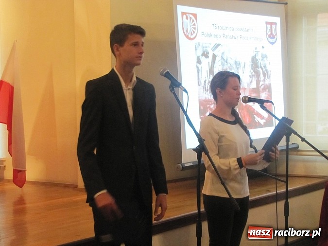 Zdjęcie w galerii na portalu naszraciborz.pl: 75 rocznica powstania Polskiego Państwa Podziemnego. Obchody w Gimnazjum nr 5 wiadomości z regionu