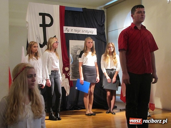 Zdjęcie w galerii na portalu naszraciborz.pl: 75 rocznica powstania Polskiego Państwa Podziemnego. Obchody w Gimnazjum nr 5 wiadomości z regionu