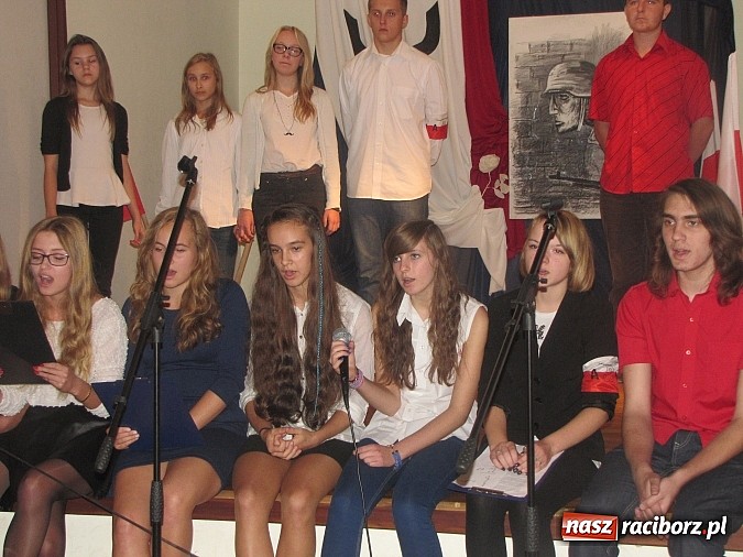 Zdjęcie w galerii na portalu naszraciborz.pl: 75 rocznica powstania Polskiego Państwa Podziemnego. Obchody w Gimnazjum nr 5 wiadomości z regionu