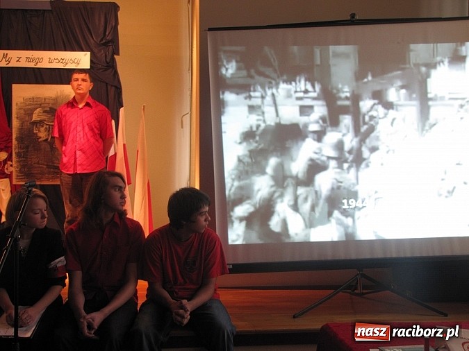 Zdjęcie w galerii na portalu naszraciborz.pl: 75 rocznica powstania Polskiego Państwa Podziemnego. Obchody w Gimnazjum nr 5 wiadomości z regionu