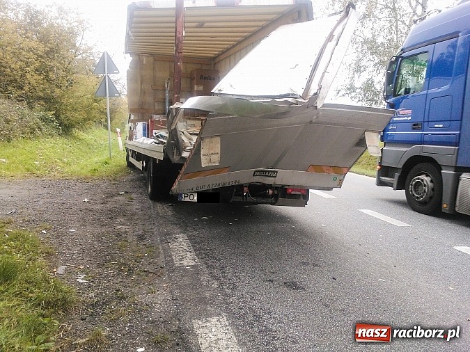 Zdjęcie w galerii na portalu naszraciborz.pl: Dwa samochody dostawcze zderzyły się na DK 45 na wysokości Czerwięcic. Rozlało się piwo wiadomości z regionu