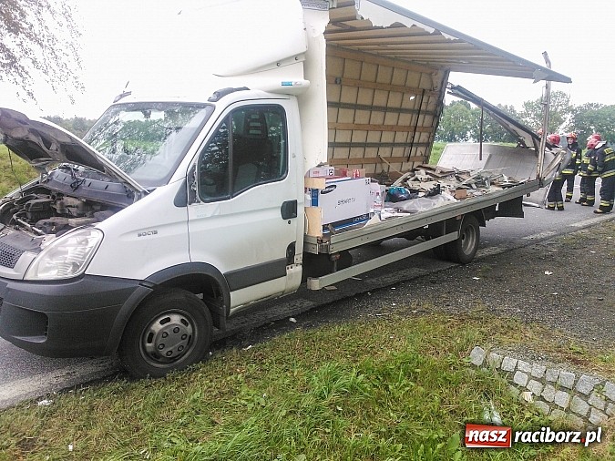 Zdjęcie w galerii na portalu naszraciborz.pl: Dwa samochody dostawcze zderzyły się na DK 45 na wysokości Czerwięcic. Rozlało się piwo wiadomości z regionu
