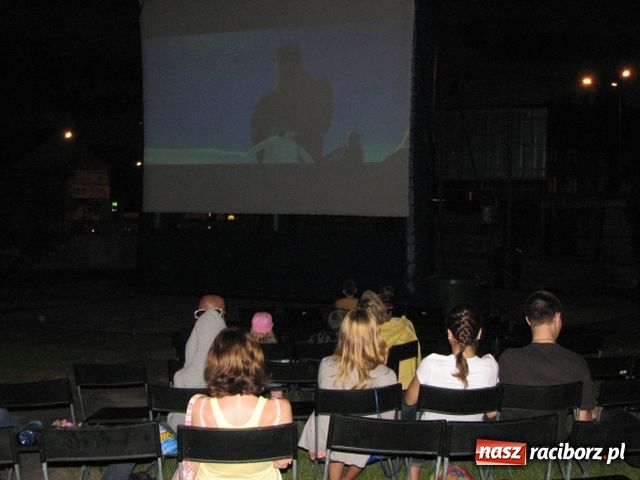 Zdjęcie w galerii na portalu naszraciborz.pl: Ruszyło NOCNE kino W PLENERZE wiadomości z regionu