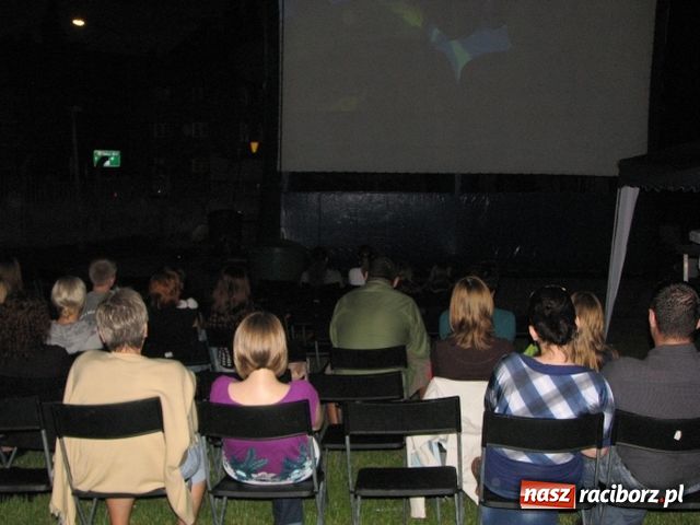 Zdjęcie w galerii na portalu naszraciborz.pl: Ruszyło NOCNE kino W PLENERZE wiadomości z regionu