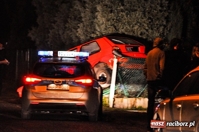 Zdjęcie w galerii na portalu naszraciborz.pl: Na mocnym gazie jechał z synem. Wylądował na płocie, a dziecko w szpitalu wiadomości z regionu