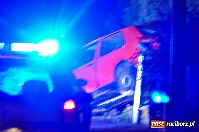 Zdjęcie w galerii na portalu naszraciborz.pl: Na mocnym gazie jechał z synem. Wylądował na płocie, a dziecko w szpitalu wiadomości z regionu