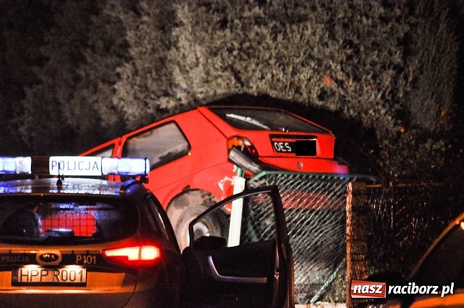 Zdjęcie w galerii na portalu naszraciborz.pl: Na mocnym gazie jechał z synem. Wylądował na płocie, a dziecko w szpitalu wiadomości z regionu