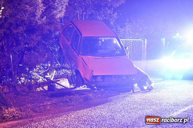 Zdjęcie w galerii na portalu naszraciborz.pl: Na mocnym gazie jechał z synem. Wylądował na płocie, a dziecko w szpitalu wiadomości z regionu
