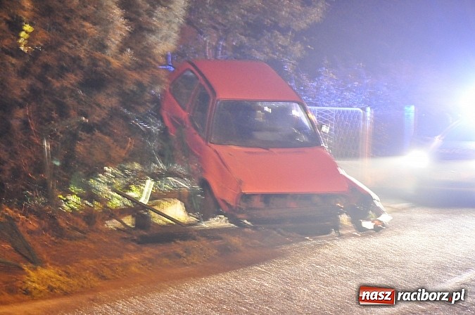 Zdjęcie w galerii na portalu naszraciborz.pl: Na mocnym gazie jechał z synem. Wylądował na płocie, a dziecko w szpitalu wiadomości z regionu