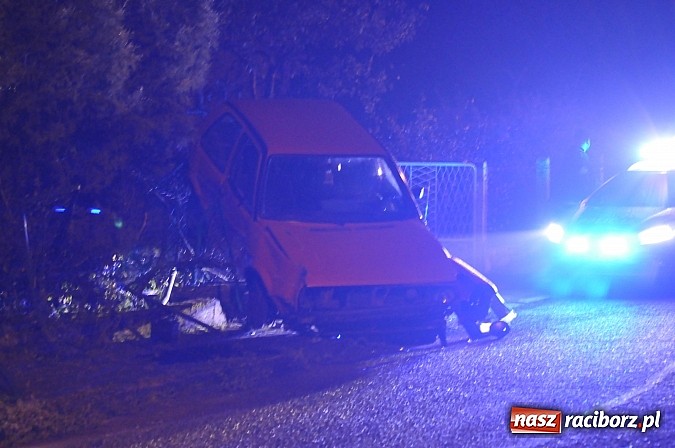Zdjęcie w galerii na portalu naszraciborz.pl: Na mocnym gazie jechał z synem. Wylądował na płocie, a dziecko w szpitalu wiadomości z regionu
