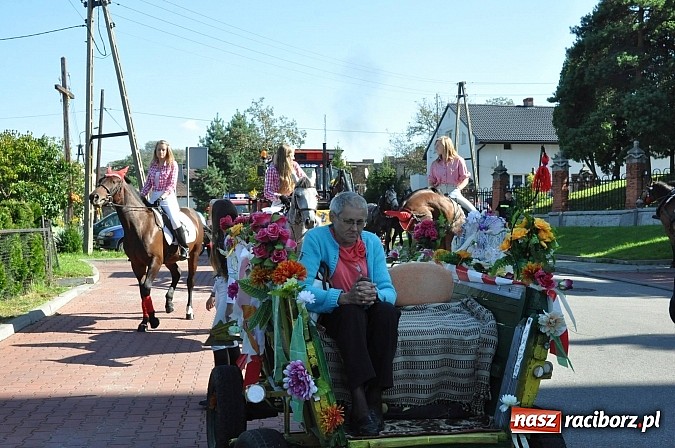 Zdjęcie w galerii na portalu naszraciborz.pl: Brzezie to potęga! Huczne dożynki miejskie 2014. Wspaniały korowód wiadomości z regionu