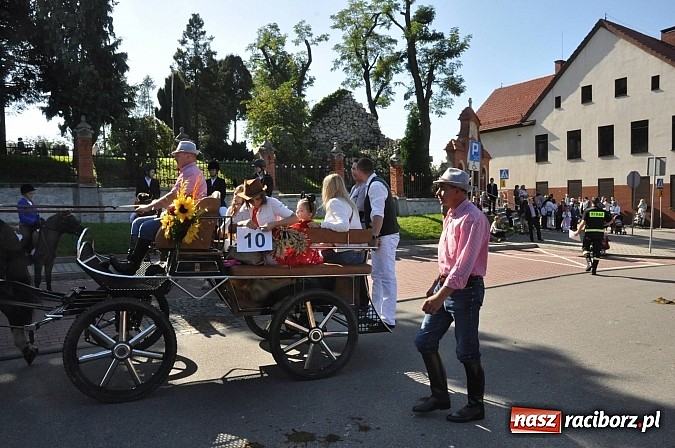 Zdjęcie w galerii na portalu naszraciborz.pl: Brzezie to potęga! Huczne dożynki miejskie 2014. Wspaniały korowód wiadomości z regionu