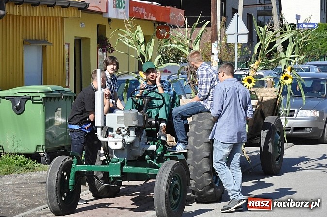 Zdjęcie w galerii na portalu naszraciborz.pl: Brzezie to potęga! Huczne dożynki miejskie 2014. Wspaniały korowód wiadomości z regionu