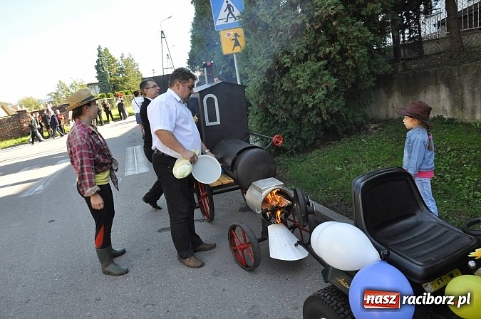 Zdjęcie w galerii na portalu naszraciborz.pl: Brzezie to potęga! Huczne dożynki miejskie 2014. Wspaniały korowód wiadomości z regionu