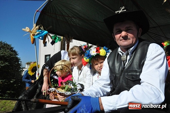 Zdjęcie w galerii na portalu naszraciborz.pl: Brzezie to potęga! Huczne dożynki miejskie 2014. Wspaniały korowód wiadomości z regionu