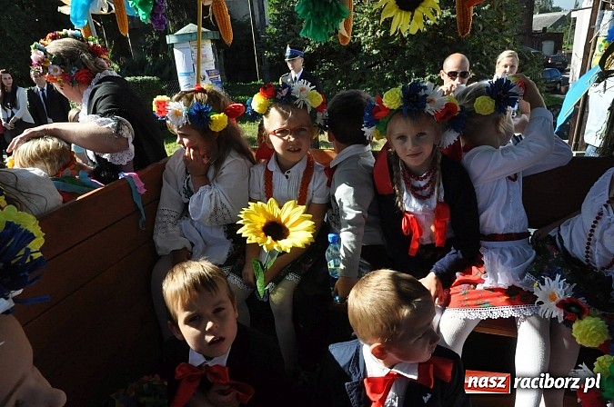 Zdjęcie w galerii na portalu naszraciborz.pl: Brzezie to potęga! Huczne dożynki miejskie 2014. Wspaniały korowód wiadomości z regionu