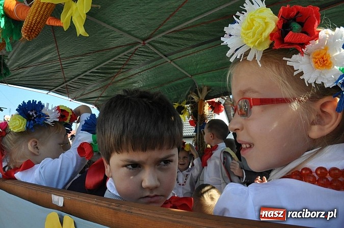 Zdjęcie w galerii na portalu naszraciborz.pl: Brzezie to potęga! Huczne dożynki miejskie 2014. Wspaniały korowód wiadomości z regionu