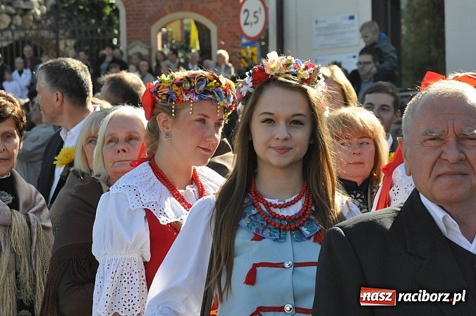 Zdjęcie w galerii na portalu naszraciborz.pl: Brzezie to potęga! Huczne dożynki miejskie 2014. Wspaniały korowód wiadomości z regionu