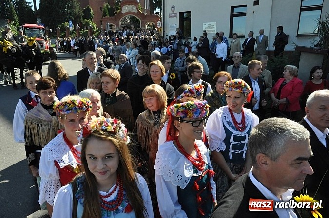 Zdjęcie w galerii na portalu naszraciborz.pl: Brzezie to potęga! Huczne dożynki miejskie 2014. Wspaniały korowód wiadomości z regionu