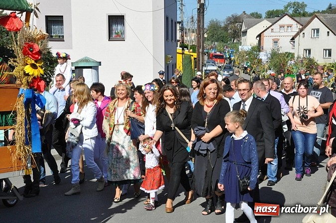 Zdjęcie w galerii na portalu naszraciborz.pl: Brzezie to potęga! Huczne dożynki miejskie 2014. Wspaniały korowód wiadomości z regionu